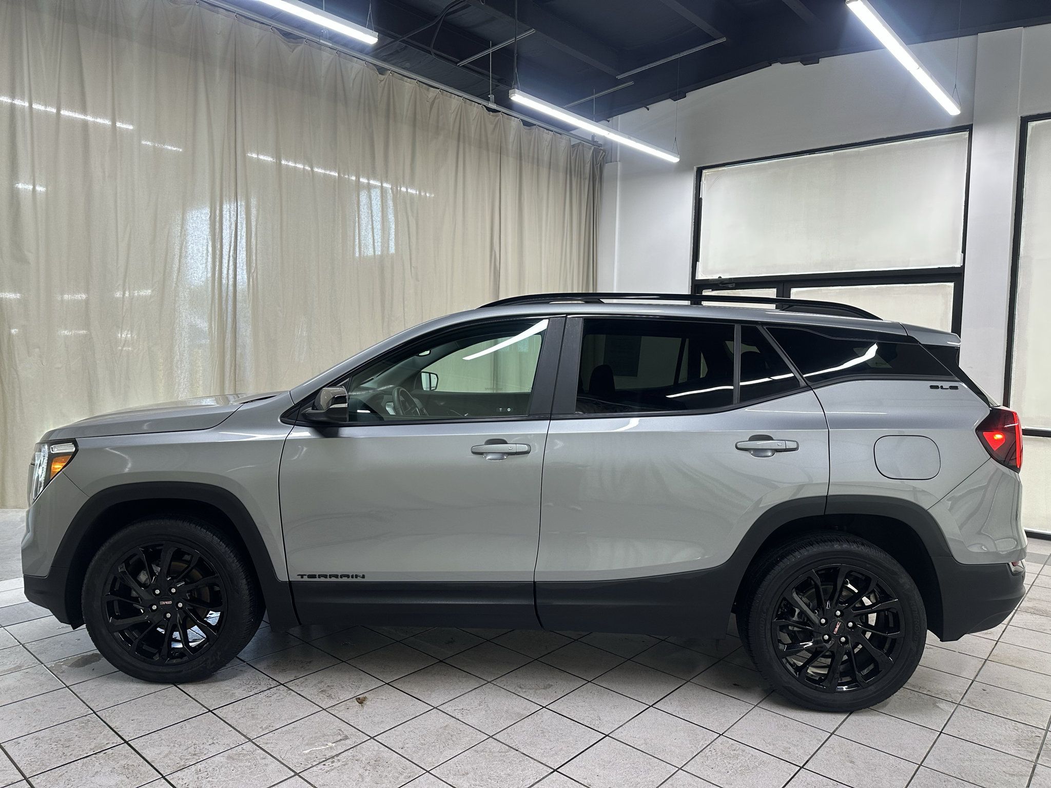 Used 2024 GMC Terrain SLE w/ Elevation Edition AWD/4WD image 12