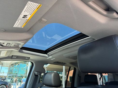 Used 2015 Chevrolet Suburban LTZ RWD image 8