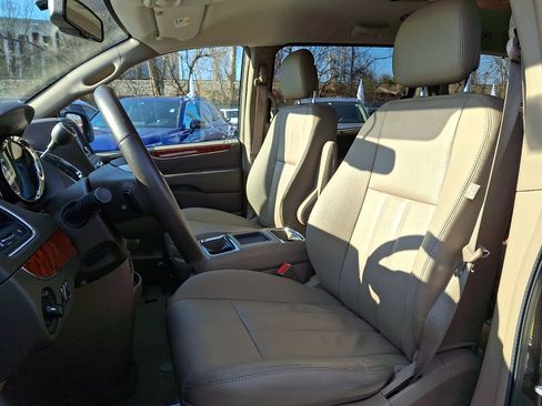 Used 2016 Chrysler Town & Country Touring w/ Driver Convenience Group image 13