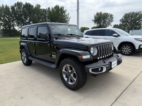 Used 2019 Jeep Wrangler Unlimited Sahara w/ Uconnect 4C Nav & Sound Group AWD/4WD image 2