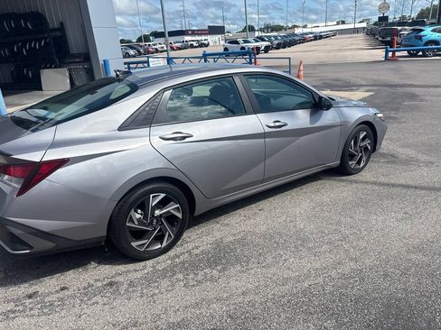 Used 2025 Hyundai Elantra Sport FWD image 8