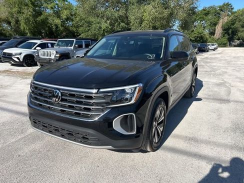 Used 2025 Volkswagen Atlas SE FWD image 2