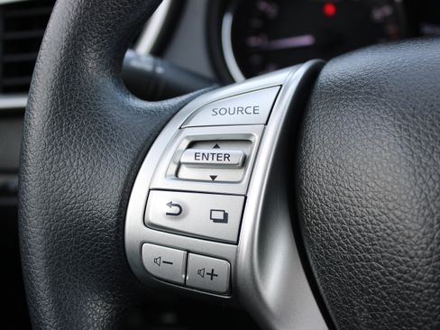 Used 2016 Nissan Rogue SV image 23