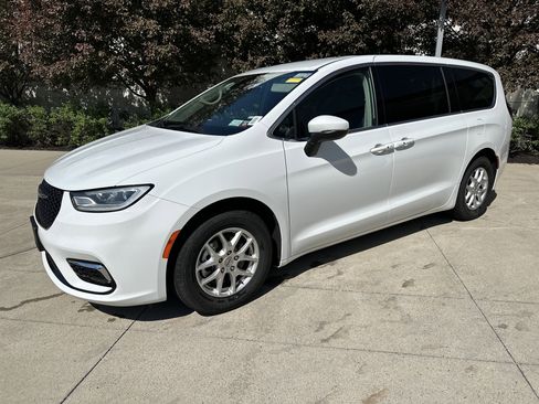 Used 2023 Chrysler Pacifica Touring-L FWD image 3