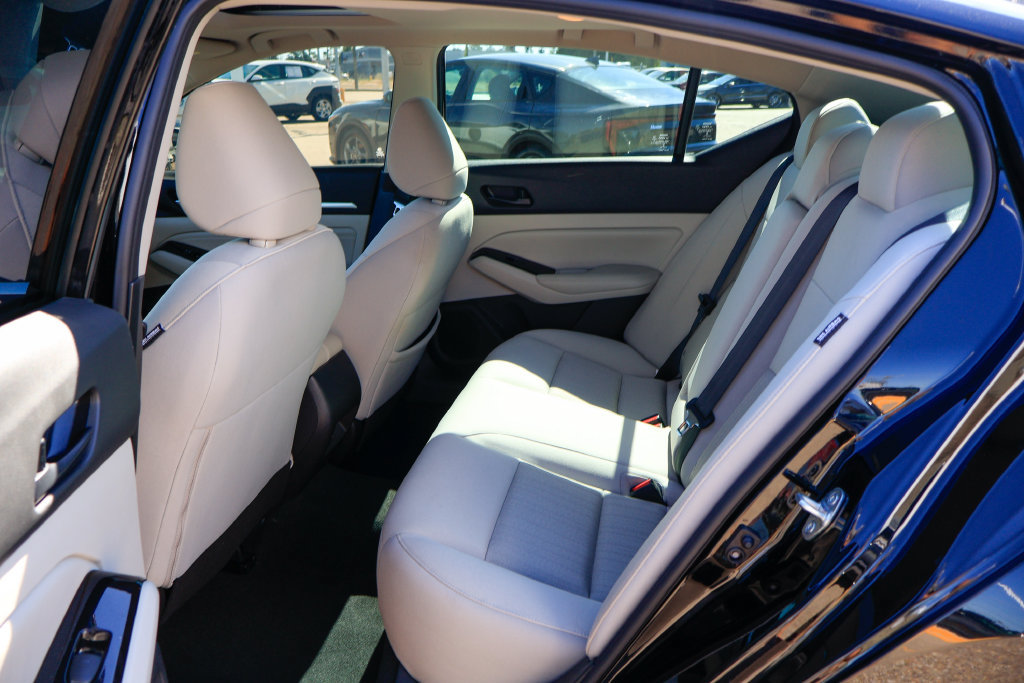 Used 2023 Nissan Altima 2.5 SV w/ SV Premium Package FWD image 9
