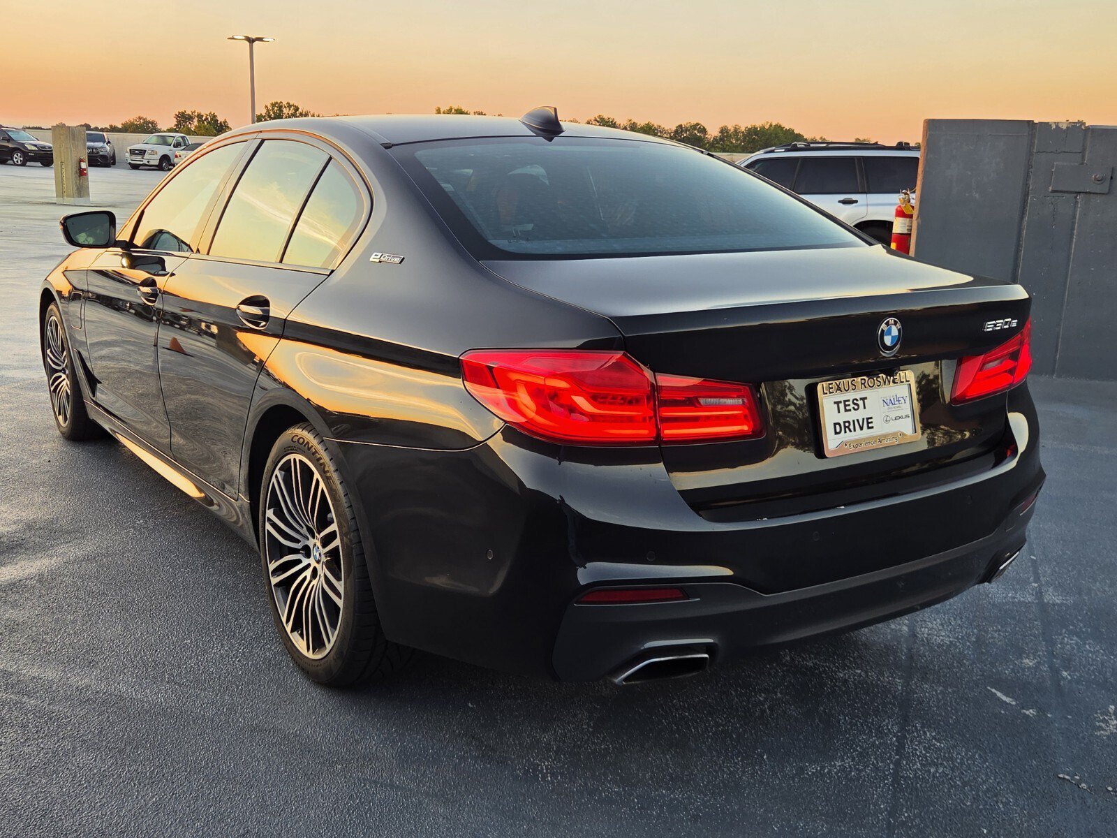 Used 2019 BMW 530e xDrive w/ M Sport Package AWD/4WD image 3