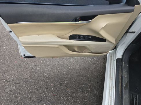 Used 2020 Toyota Camry XLE image 10