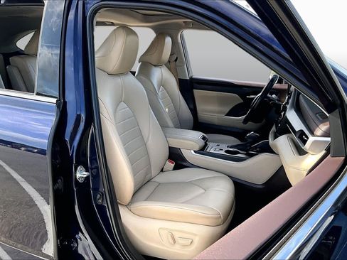 Used 2021 Toyota Highlander XLE FWD image 8