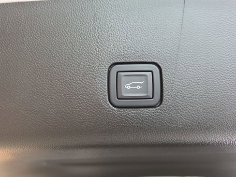 Used 2023 Chevrolet Traverse Premier image 39