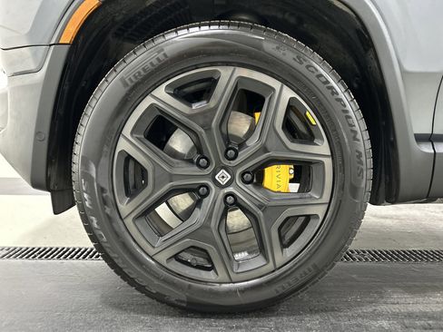 Used 2025 Rivian R1S Premium image 9