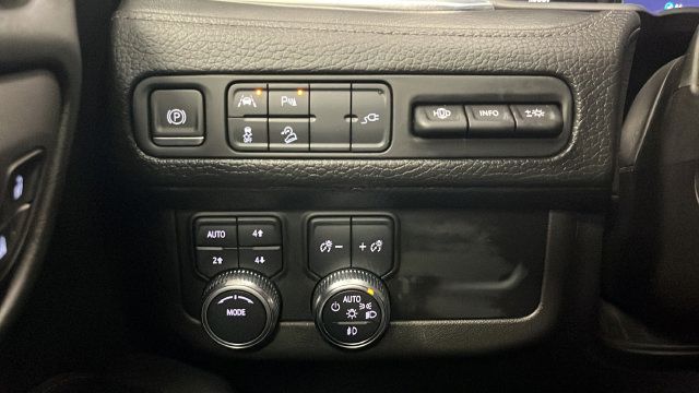 Used 2021 GMC Yukon XL Denali AWD/4WD image 33