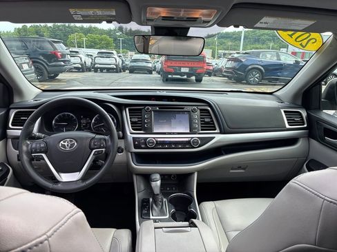 Used 2018 Toyota Highlander XLE AWD/4WD image 26