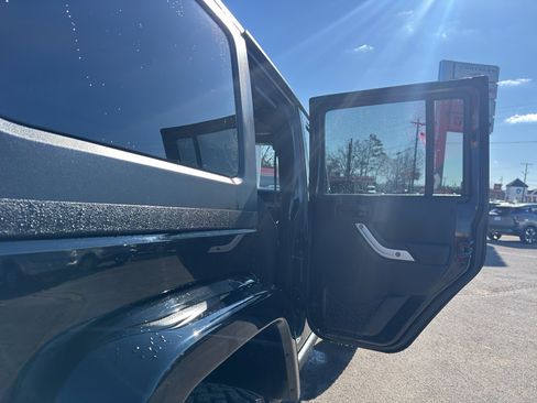 Used 2018 Jeep Wrangler Unlimited Sahara image 13
