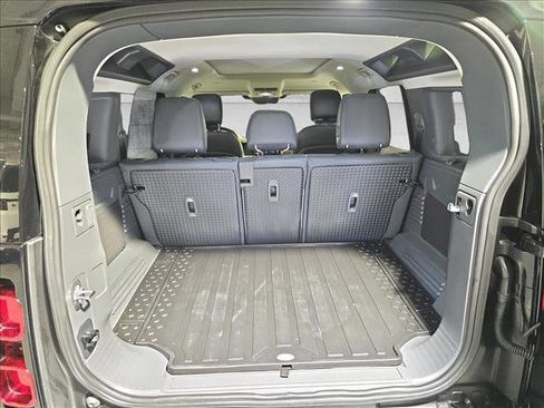 Used 2024 Land Rover Defender 110 X-Dynamic SE image 12