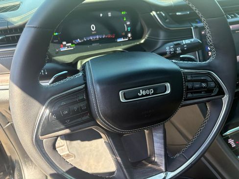 Used 2023 Jeep Grand Cherokee Overland AWD/4WD image 16