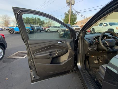 Used 2018 Ford Escape SE image 19