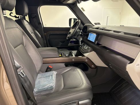 Used 2023 Land Rover Defender 110 S image 25