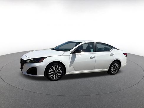 Used 2025 Nissan Altima 2.5 SV FWD image 8
