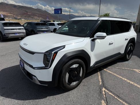 Used 2024 Kia EV9 Wind AWD/4WD image 2