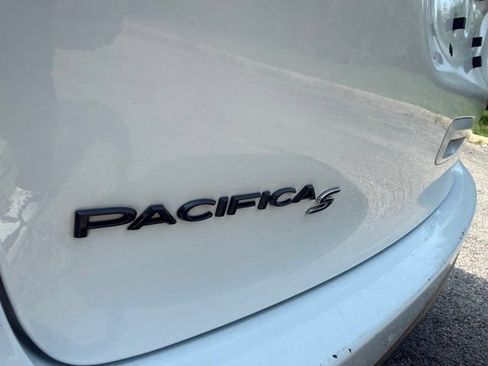 Used 2019 Chrysler Pacifica Touring-L w/ S Appearance Package FWD image 7