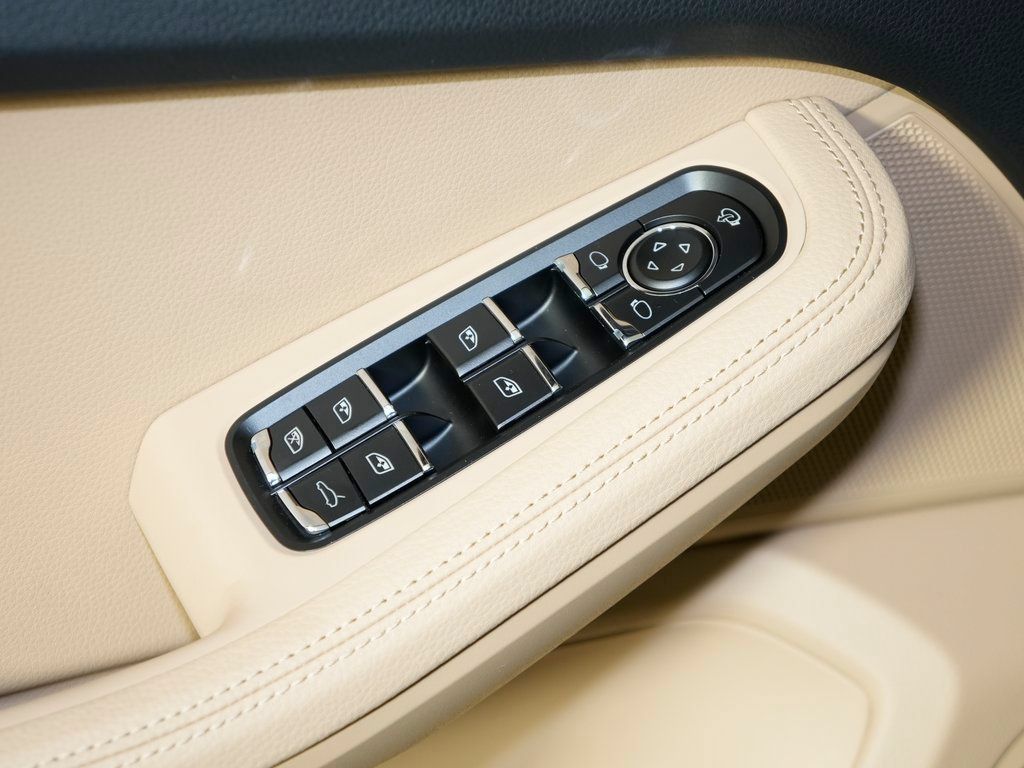 Certified 2026 Porsche Macan AWD/4WD image 14
