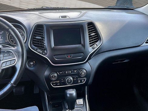 Used 2019 Jeep Cherokee Latitude Plus FWD image 5