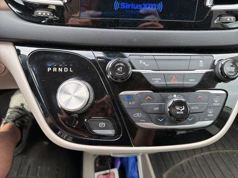 Used 2017 Chrysler Pacifica Touring-L FWD image 9