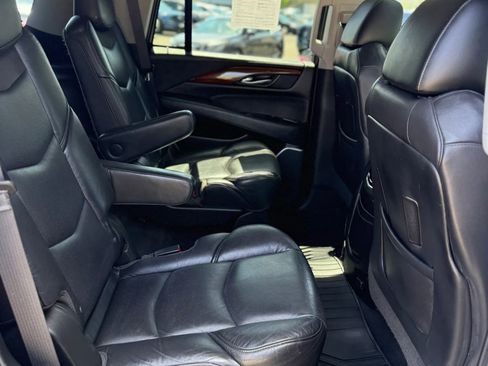 Used 2019 Cadillac Escalade Luxury AWD/4WD image 22