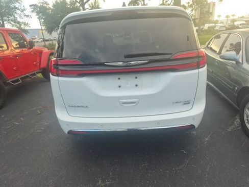 Certified 2023 Chrysler Pacifica Limited w/ Uconnect Theater Family Group AWD/4WD image 4