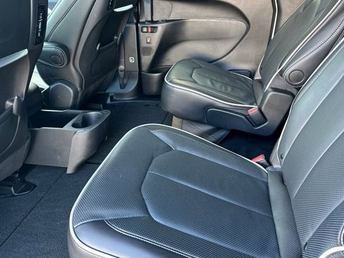 Used 2024 Chrysler Pacifica Limited w/ Uconnect Theater Family Group image 12
