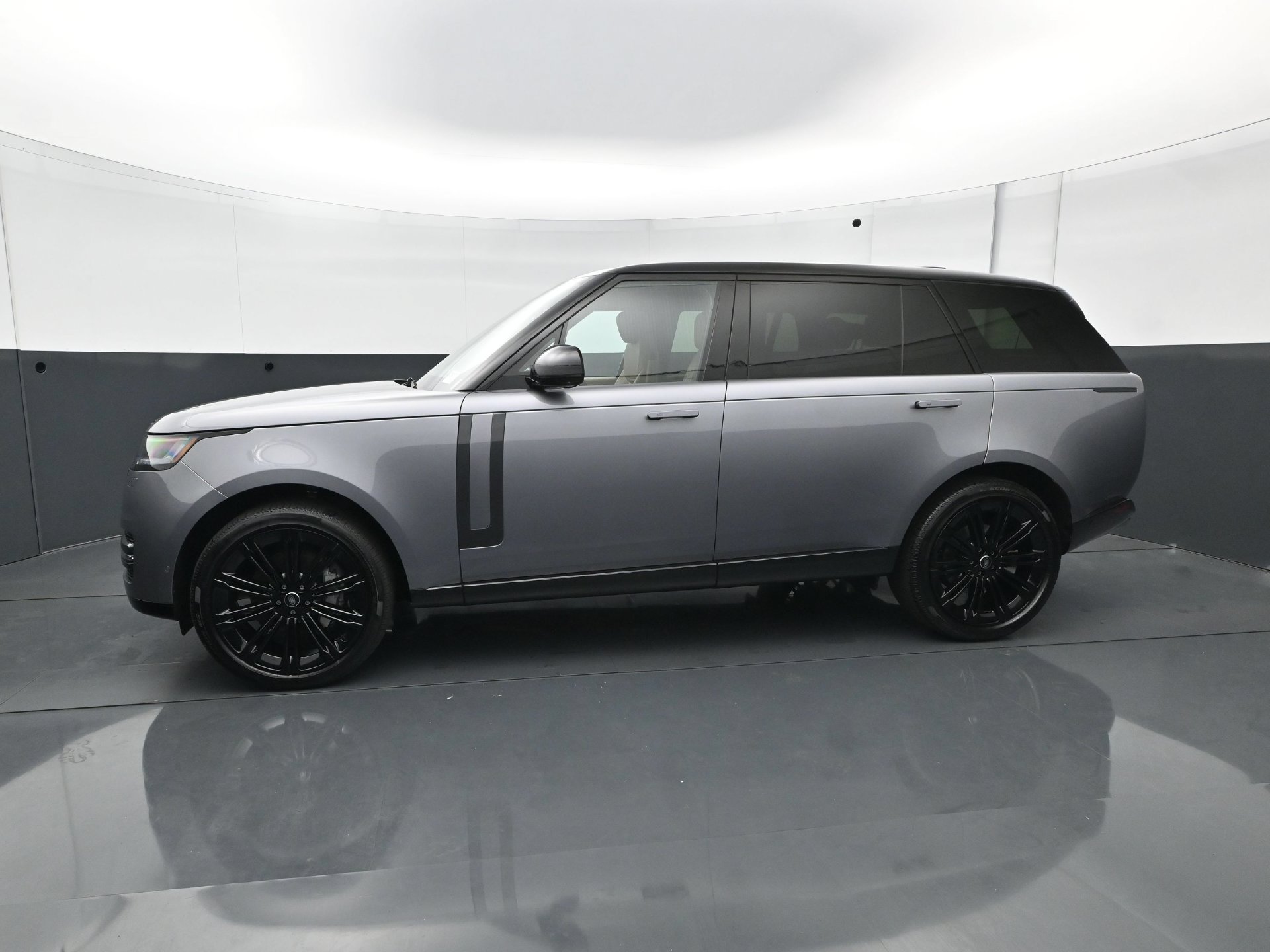 Used 2025 Land Rover Range Rover Long Wheelbase SE AWD/4WD image 3