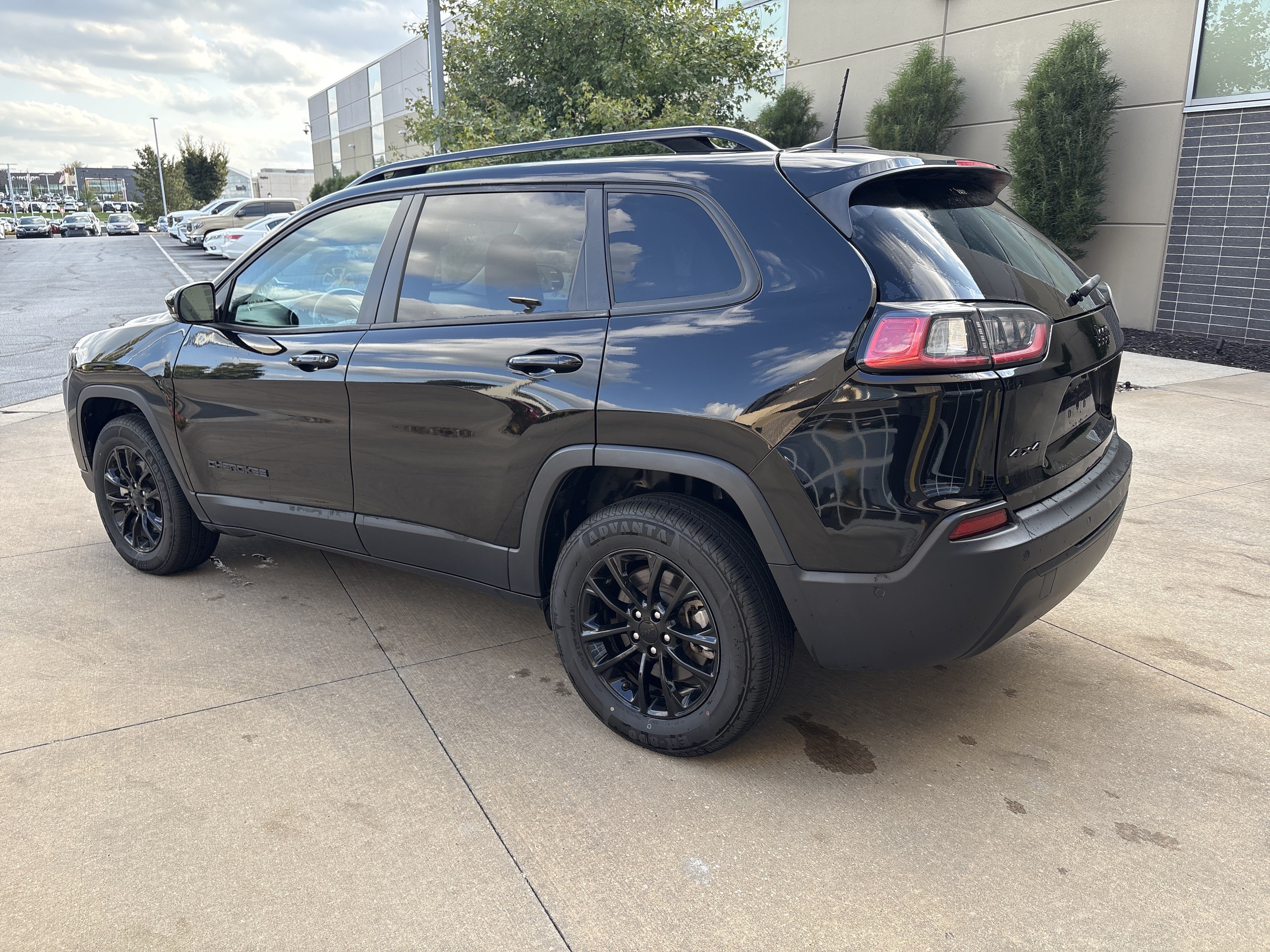 Used 2023 Jeep Cherokee Altitude Lux AWD/4WD image 18