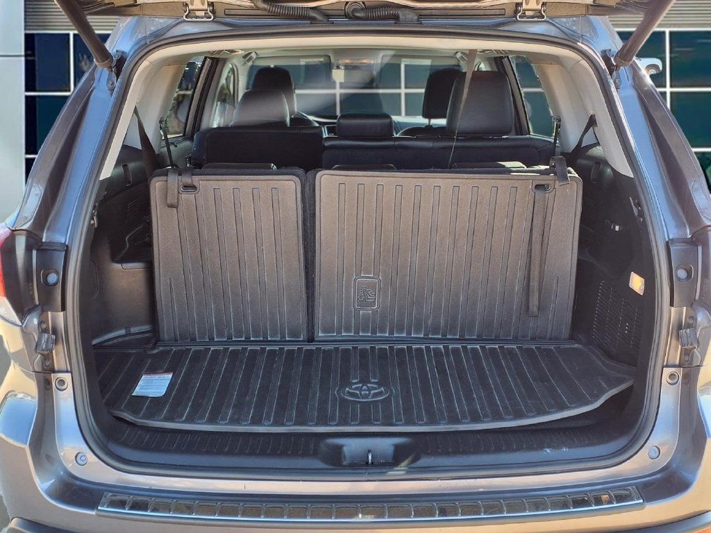 Used 2019 Toyota Highlander XLE AWD/4WD image 26