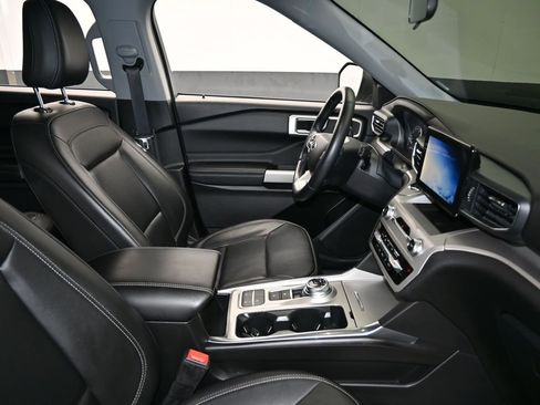 Used 2022 Ford Explorer XLT w/ Equipment Group 202A image 43