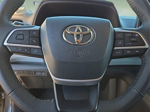 Used 2025 Toyota Sienna XLE image 31