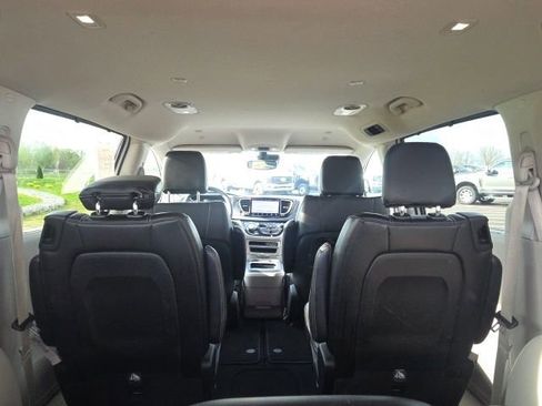 Used 2023 Chrysler Pacifica Touring-L FWD image 13