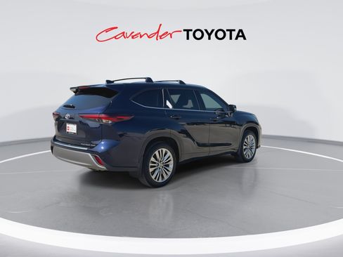 Certified 2025 Toyota Highlander Platinum AWD/4WD image 8