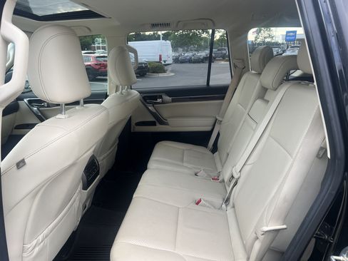 Used 2022 Lexus GX 460 Luxury w/ Accessory Package AWD/4WD image 31