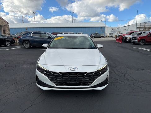 Used 2022 Hyundai Elantra Limited image 2