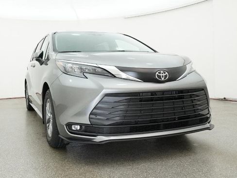 New 2026 Toyota Sienna XLE FWD image 21