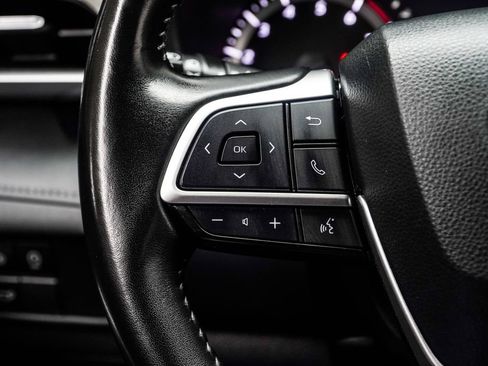 Used 2023 Toyota Highlander LE FWD image 29