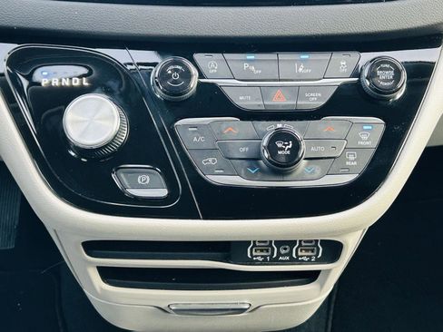 Used 2024 Chrysler Pacifica Touring-L image 21