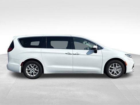 Used 2023 Chrysler Pacifica Touring-L FWD image 5