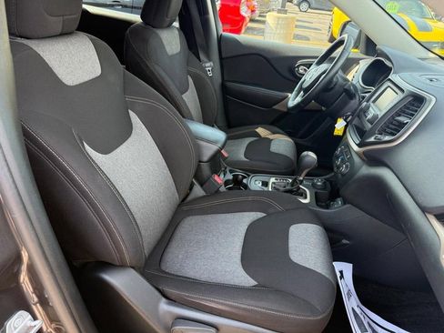 Used 2017 Jeep Cherokee Sport AWD/4WD image 6