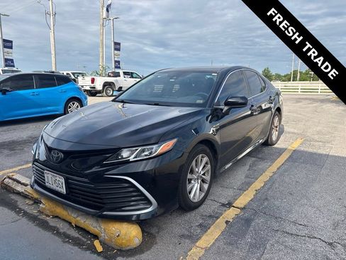 Used 2022 Toyota Camry LE FWD image 5