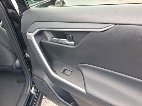 Used 2025 Toyota RAV4 XLE image 32