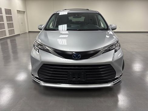 Certified 2022 Toyota Sienna XLE image 2
