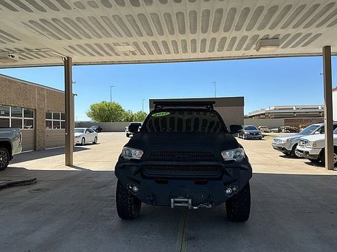 Used 2017 Toyota Tacoma TRD Off-Road image 2