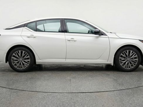Used 2025 Nissan Altima 2.5 SV FWD image 8