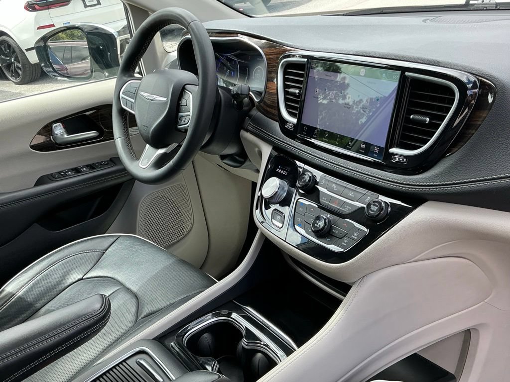 Used 2023 Chrysler Pacifica Limited FWD image 14